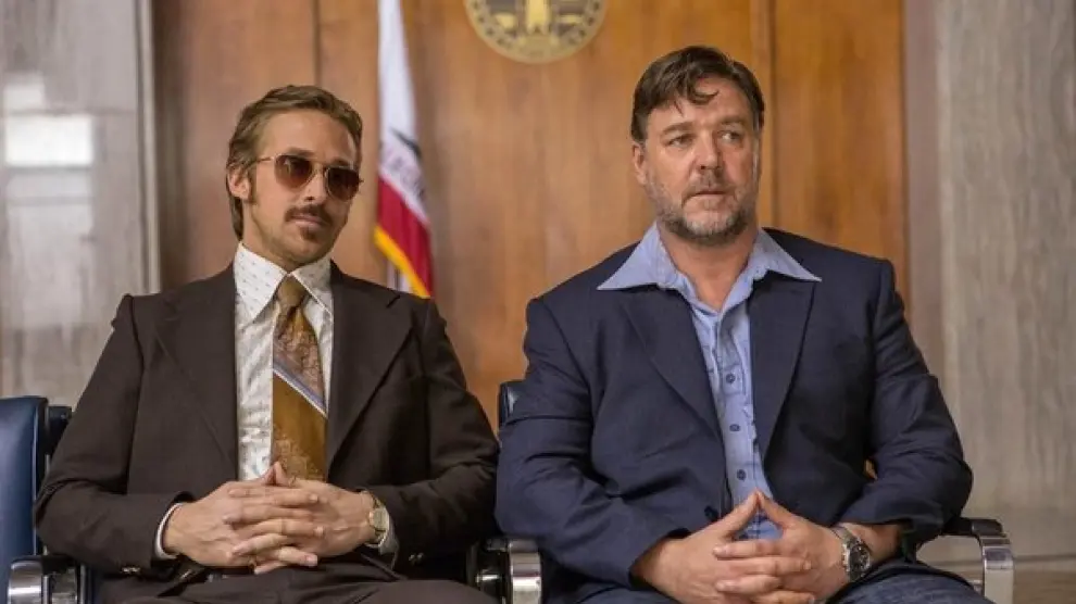Russell Crowe -derecha-, junto a Ryan Gosling en un fotograma de 'Dos buenos tipos'.