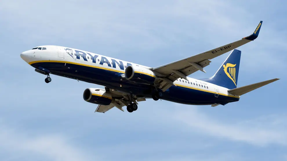 Un avión de la compañía Ryanair se dispone a aterrizar.