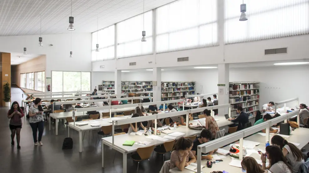Estudiantes en una biblioteca universitaria.