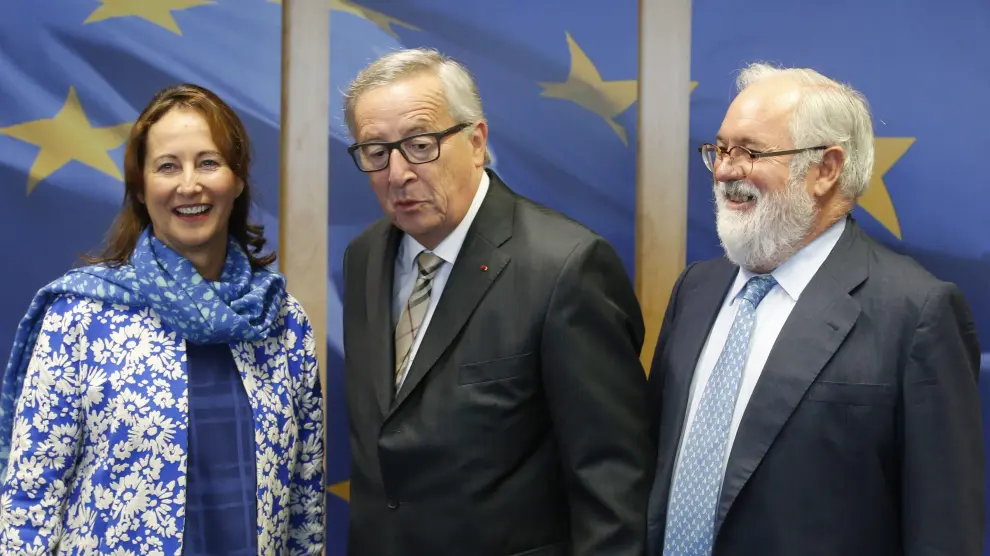El presidente de la Comisión Europea, Jean-Claude Juncker (c), el comisario europeo de Acción por el Clima y Energía, Miguel Arias Cañete (d), y la ministra de Medio Ambiente de Francia Ségolène Royal