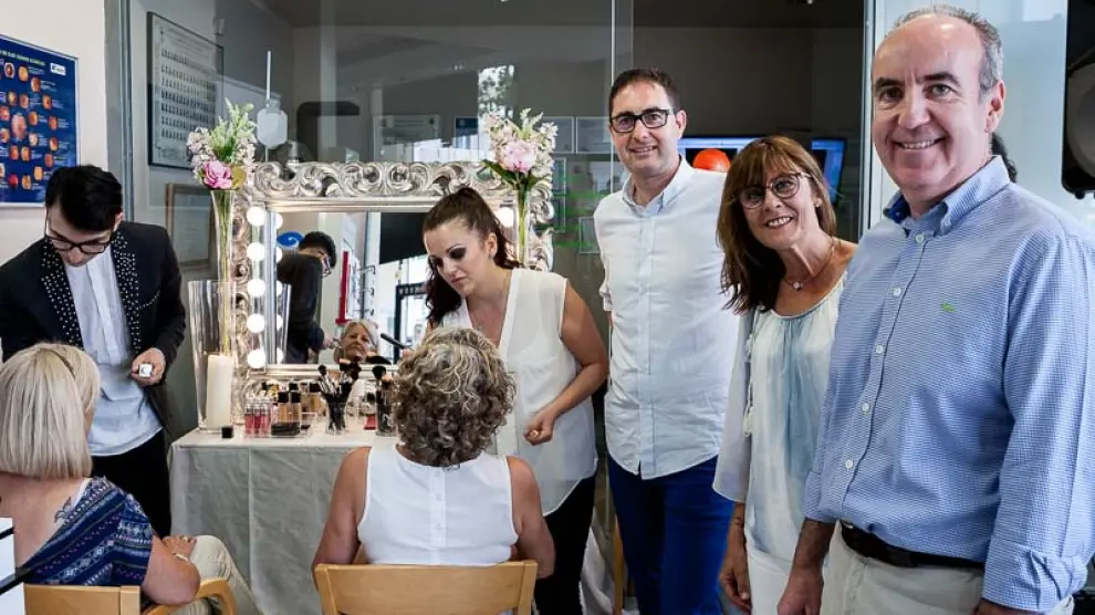 De izquierda a derecha, Fernando Catalán, Silvia de la Llana y Ángel Yanguas, junto a los estilistas que animaron la velada.
