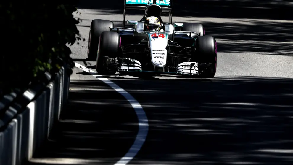 El piloto británico Lewis Hamilton en su monoplaza.