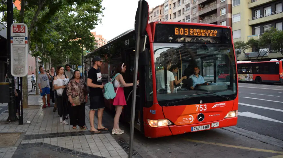 El autobús que une Zaragoza y Casetas, en la parada del paseo María Agustín