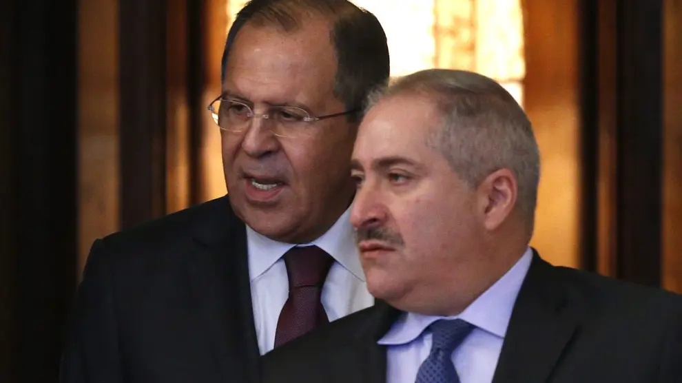 El ministro de Exteriores ruso, Serguéi Lavrov (izq), con su homólogo jordano, Nasser Yudeh (dcha).
