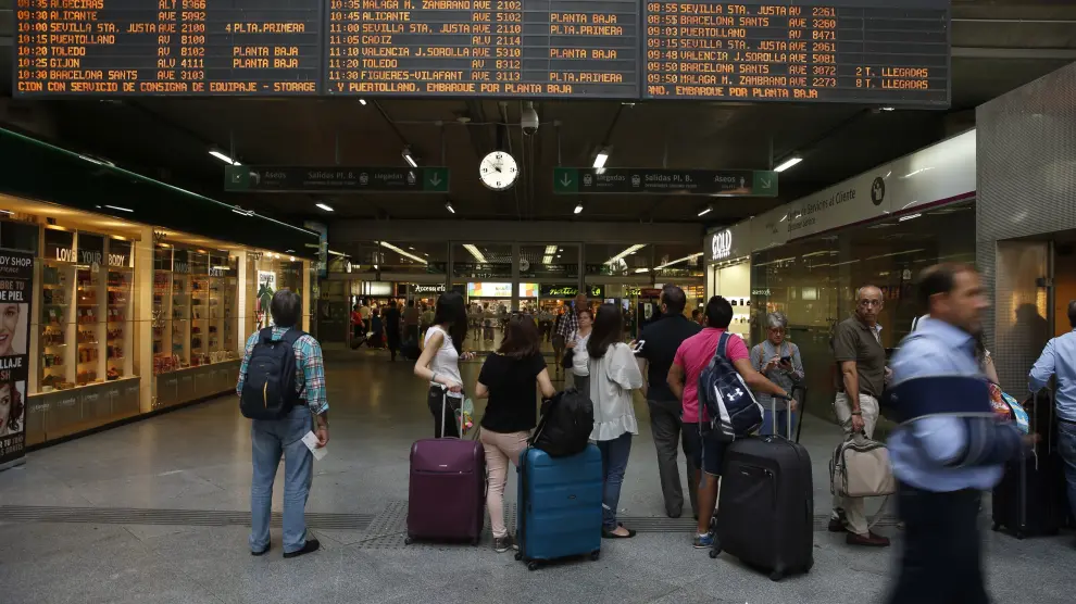 Viajeros miran los horarios en la estación madrileña de Atocha en la primera de las jornadas de huelga convocadas por el sindicato de maquinistas Semaf en Renfe