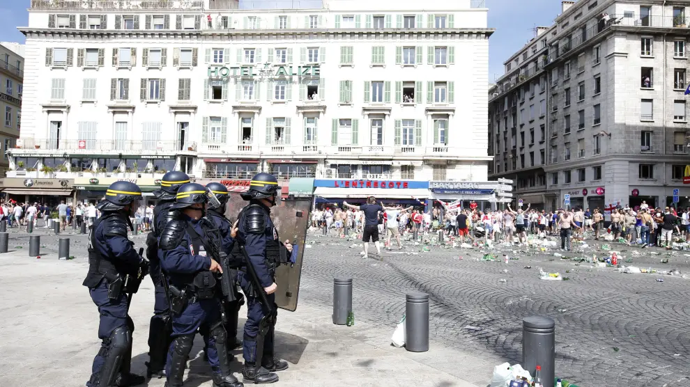 Enfrentamientos entre 'hooligans' y policías en Marsella