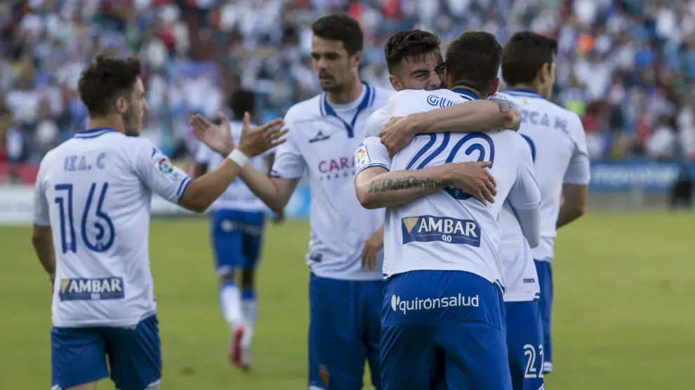 Celebración de un gol del Real Zaragoza ante el Oviedo.