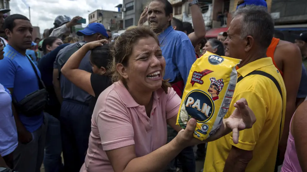 Un grupo de personas protestan por comida en el popular sector de Catia hoy, sábado 11 de junio de 2016, en la ciudad de Caracas