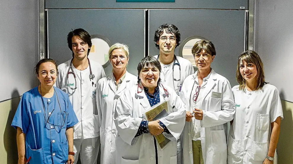 Ana Ezpeleta (enfermera), Marco Sarrat (médico de Urgencias), Beatriz Boned (bioquímica), Paloma Dorado (intensivista), José María Ferreras (médico de Urgencias), Carmen Aspiroz (microbióloga), Clara Herranz (enfermera de Urgencias).