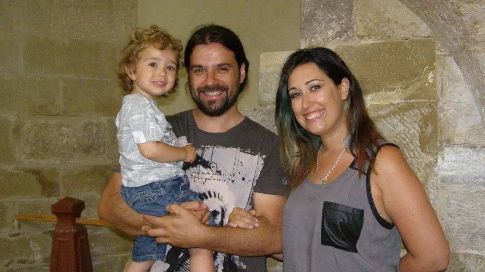Nekane y Rubén, con su hijo Tristán, en el refectorio donde se casarán el próximo noviembre.