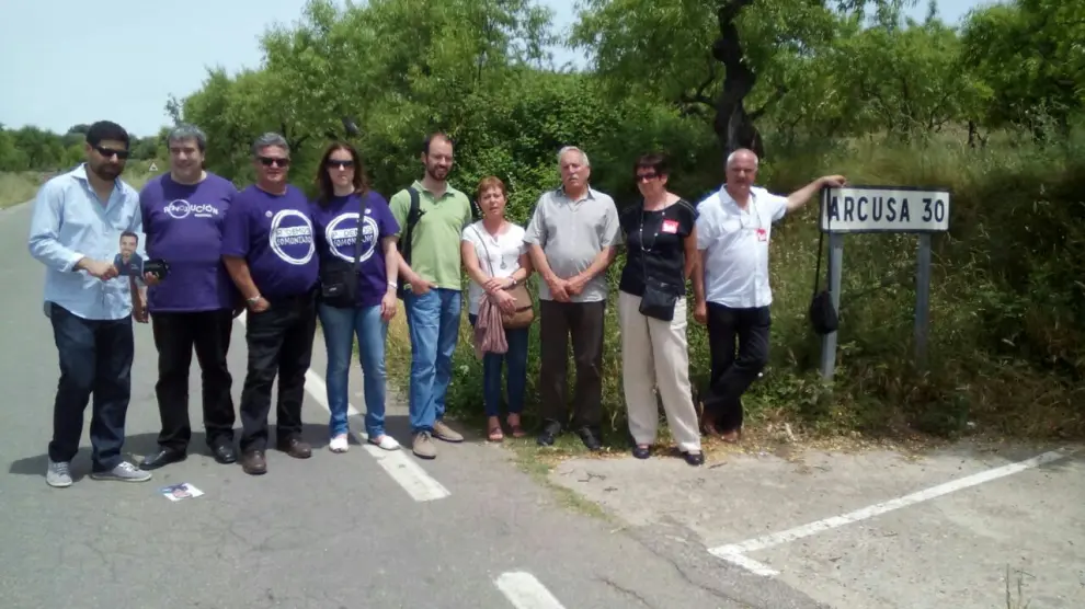 Representantes de Unidos Podemos en la carretera Colungo - Arcusa, que une Somontano y Sobrarbe por el eje del Vero.