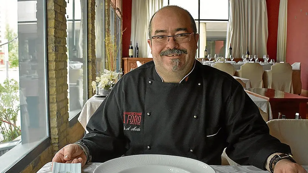 Pedro Antonio Martín, chef del restaurante El Foro, con un plato de esturión que lleva plancton.