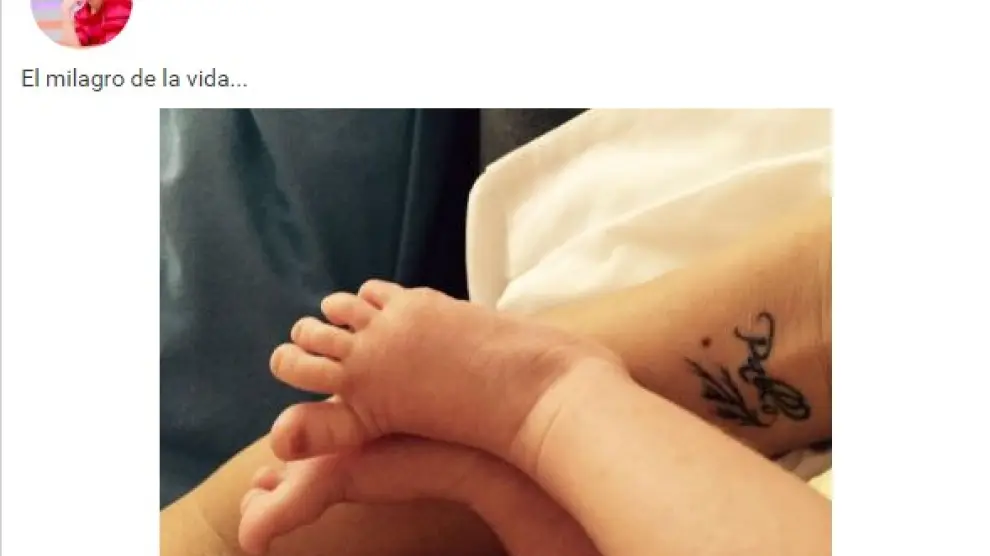 La presentadora ha publicado una foto de los pies de su hijo a través de la red social Vippter.