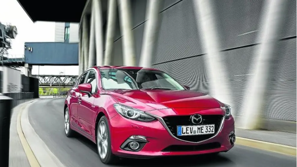La estética del Mazda 3 mantiene rasgos familiares con el Mazda 6 y el CX-5. Destaca por su sensación de dinamismo.