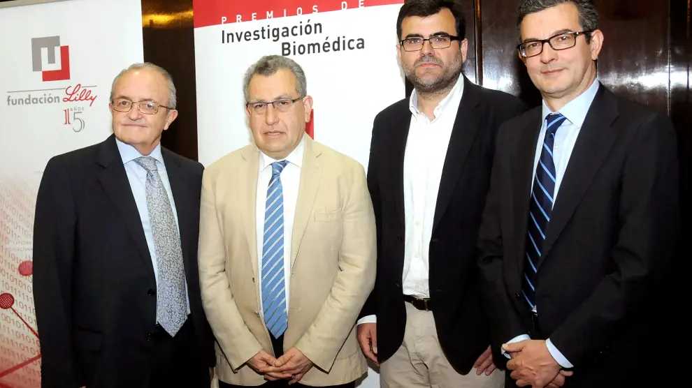 ?El investigador Luis Alberto Moreno Aznar (segundo por la izquierda) con representantes de la Fundación Lilly.