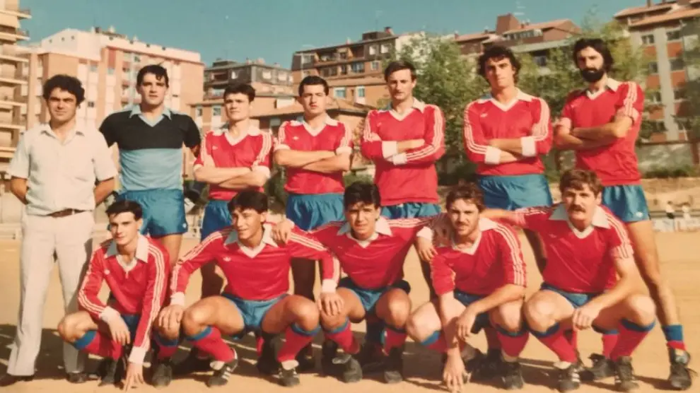 Once inicial del CD Teruel en el campo Adolfo Masiá (Pinilla) en 1984: junto al entrenador, Bienvenido Callao, de pie están Pepe Pérez, Cañete, Herrero, Manolo Sanz, Suñén y Corella II. Agachados, Honrubia, Modesto, Luis Milla, Hinojo y Cholla.
