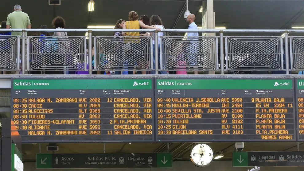 Una pantalla, este miércoles en la estación madrileña de Atocha, con los trenes cancelados.
