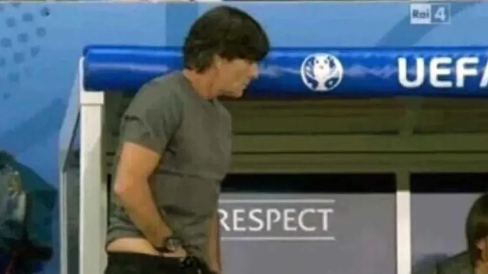 El seleccionador alemán, disgustado con sus polémicas imágenes en el banquillo
