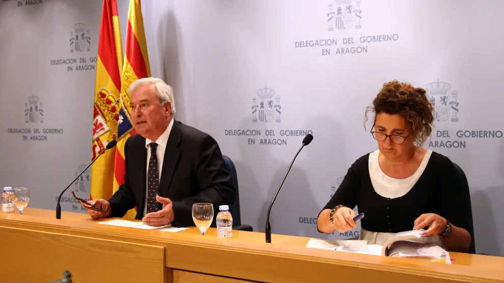 El delegado del Gobierno en Aragón, Gustavo Alcalde,  junto a la secretaria general técnica, Silvia Lacreta, informa de los datos ante las elecciones generales del 26 de julio.