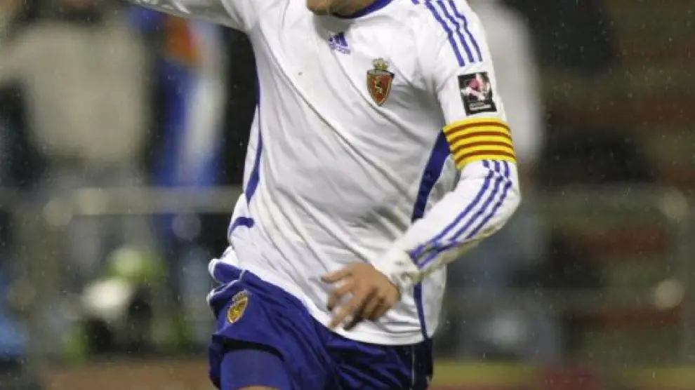 Alberto Zapater, con el brazalete de capitán del Real Zaragoza, en uno de sus clásicos gestos de euforia al celebrar un gol del equipo en sus temporadas en el club aragonés.