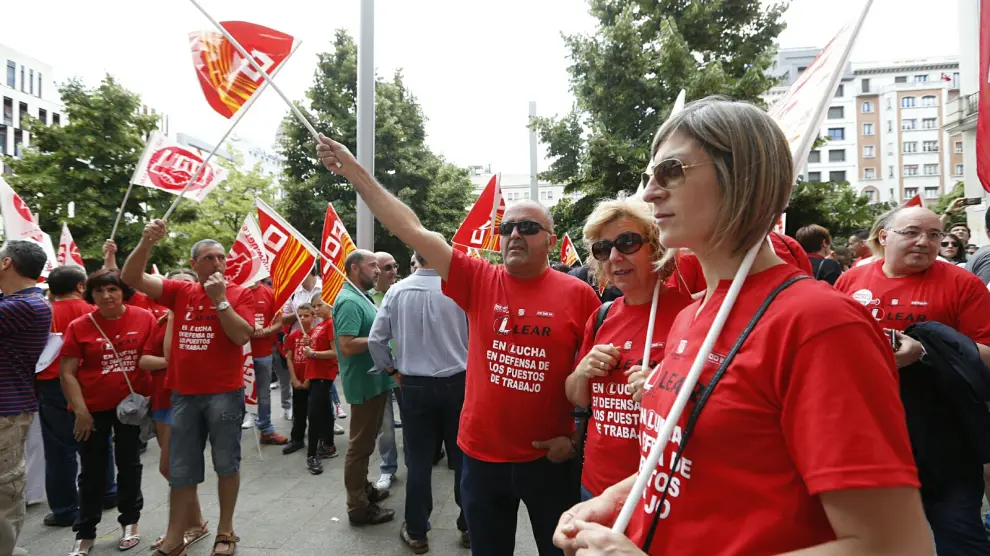 ?Los trabajadores de Lear Épila trasladan su protesta a la plaza de España de Zaragoza.