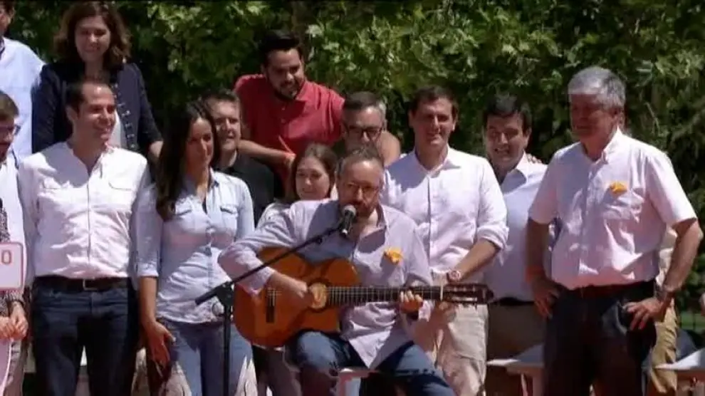 El equipo de Ciudadanos se emociona con una canción de Serrat