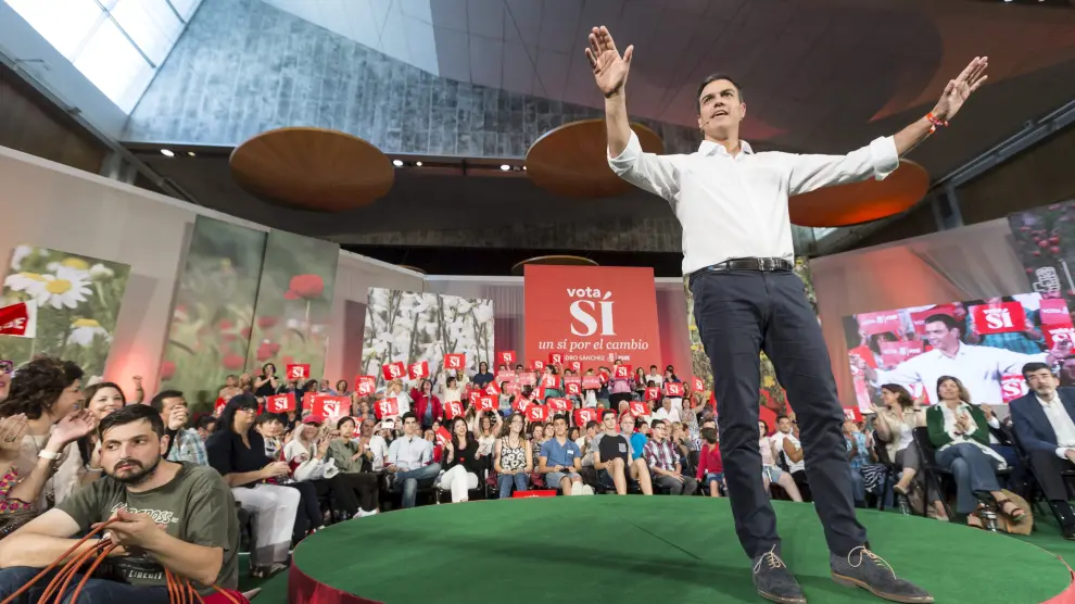 El candidato socialista, Pedro Sánchez, durante su intervención en el mitin en la sala Multiusos del Auditorio.