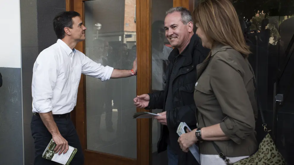 Pedro Sánchez pidiendo el voto puerta a puerta en Vitoria.