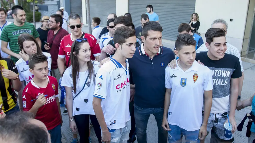 Zapater posa con un grupo de aficionados del Real Zaragoza a la salida del estadio tras su multitudinaria presentación.