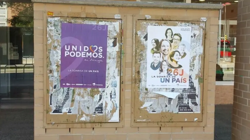 Carteles de Unidos Podemos colocados en el mobiliario urbano de Zaragoza