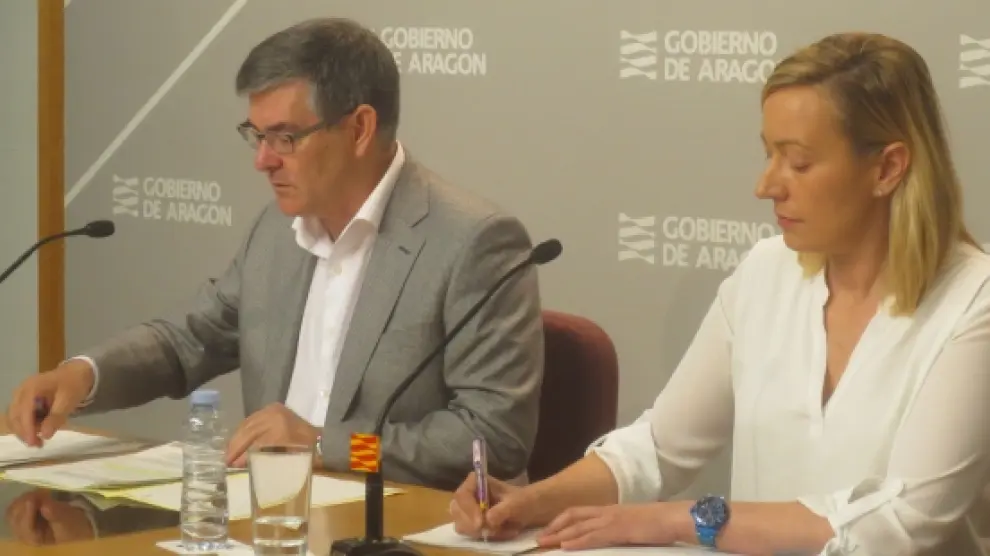 Los consejeros de Presidencia, Vicente Guillén, y Economía, Marta Gastón.