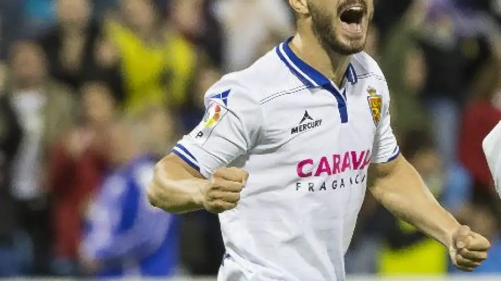Javi Ros celebra un gol en La Romareda.