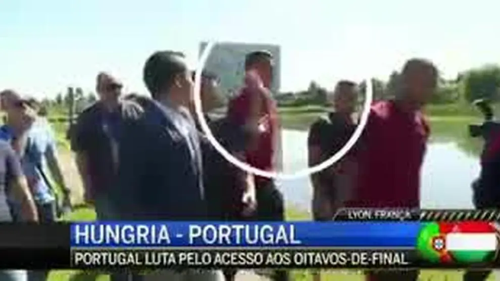 Cristiano Ronaldo se enfada con un periodista y lanza su micrófono a un lago