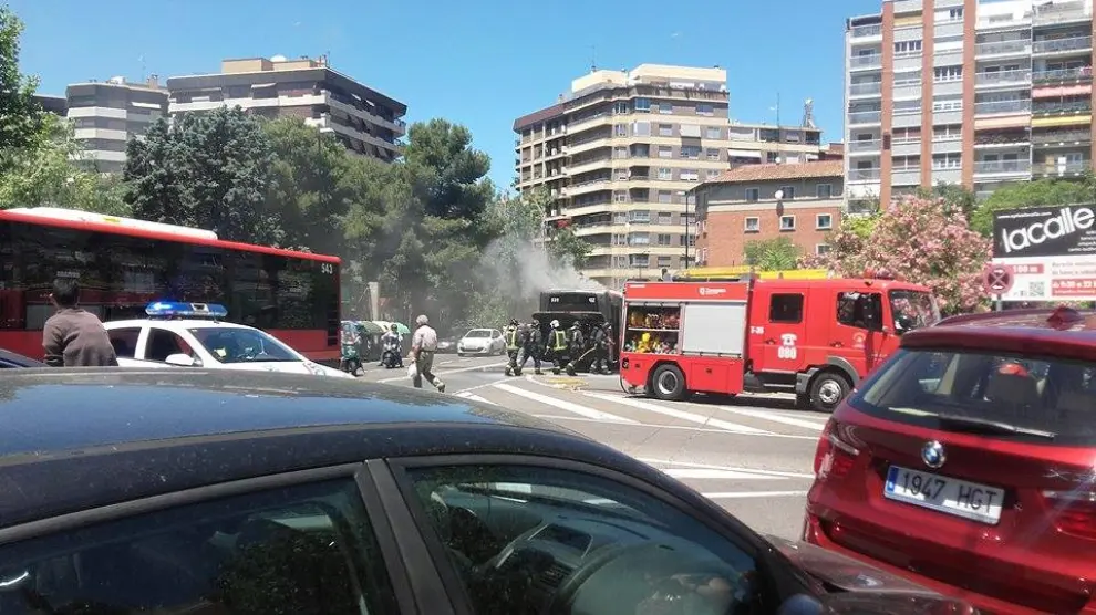 El autobús se ha incendiado junto al parque José Antonio Labordeta.