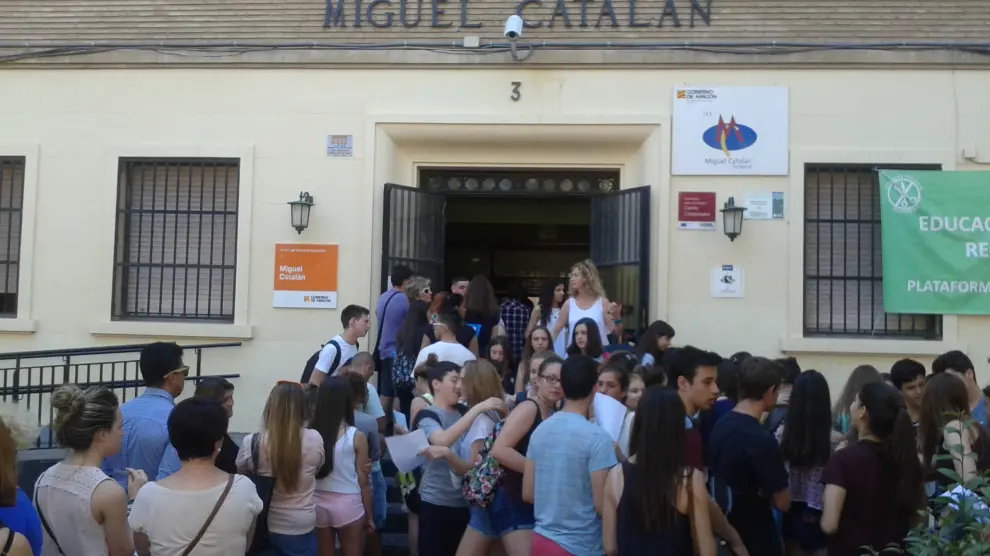 Filas en la entrada del instituto Miguel Catalán, este jueves.