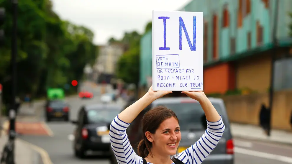 Una mujer sostiene una pancarta en favor de la permanencia de Reino Unido en la UE el día del referéndum.