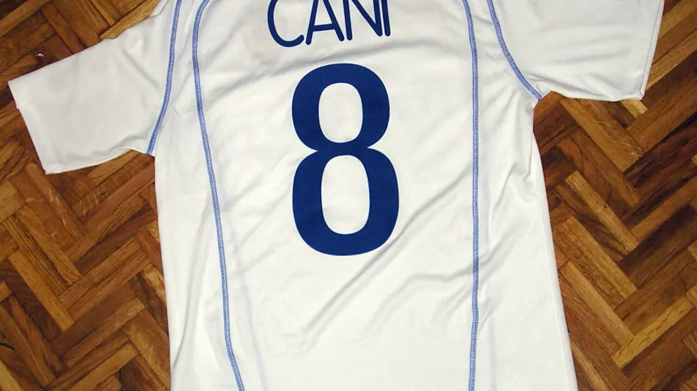La camiseta de Cani, la número '8', la que lució en su primera etapa en el Real Zaragoza entre 2002 y 2006.