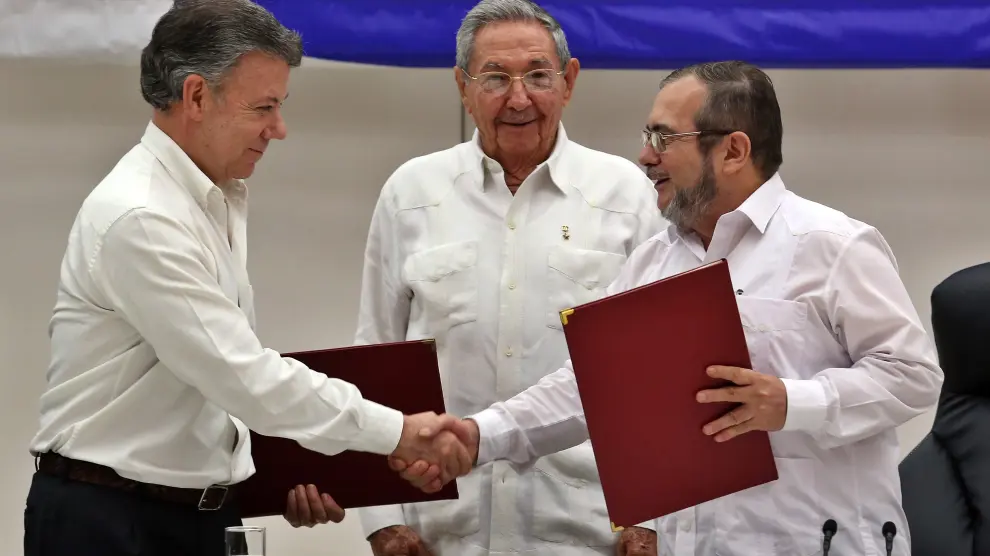 El delegado de las FARC en Cuba, Rodrigo Londoño Echeverri, alias "Timochenko" (d) y el presidente de Colombia, Juan Manuel Santos