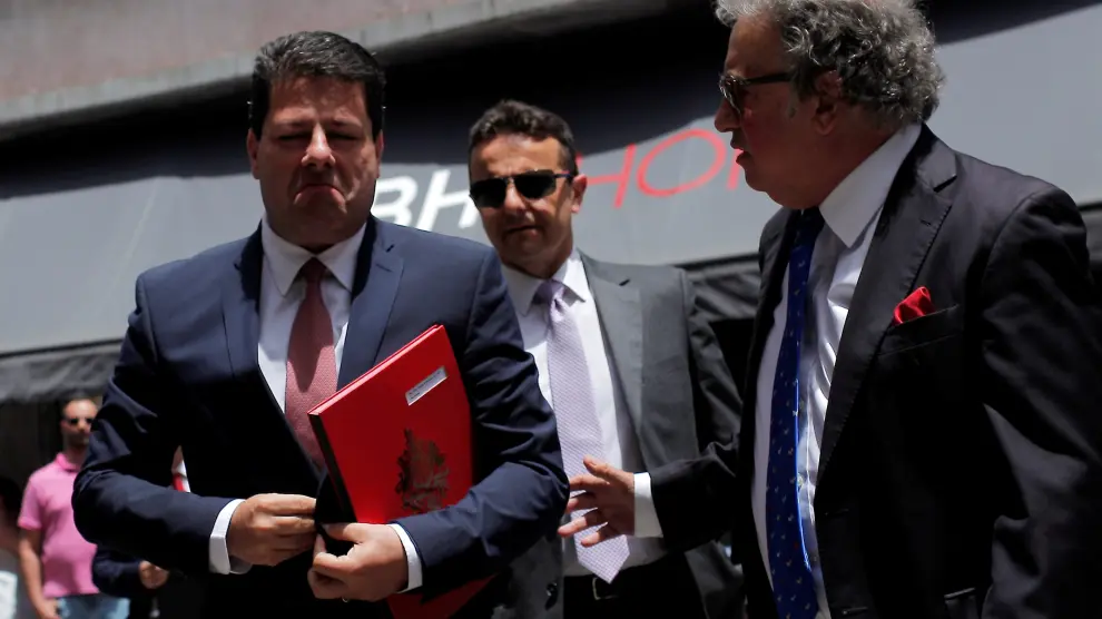El ministro principal de Gibraltar, Fabian Picardo (izq.), a su llegada al parlamento gibraltareño tras conocer los resultados del referéndum.