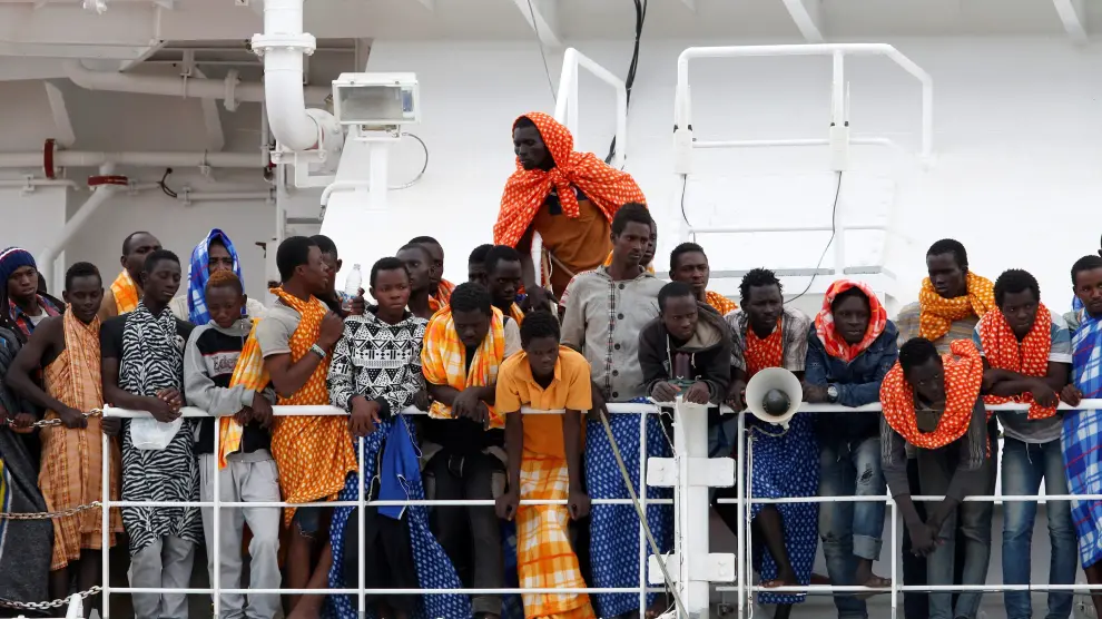 Un grupo de inmigrantes, a su llegada este viernes al puerto siciliano de Augusta.