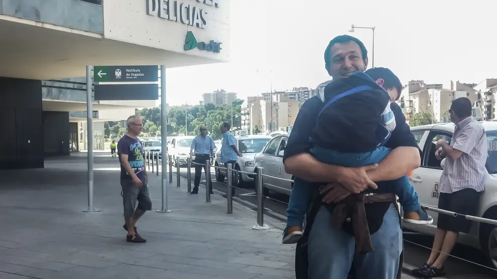 Jairo y su padre, a su llegada a Zaragoza el pasado jueves