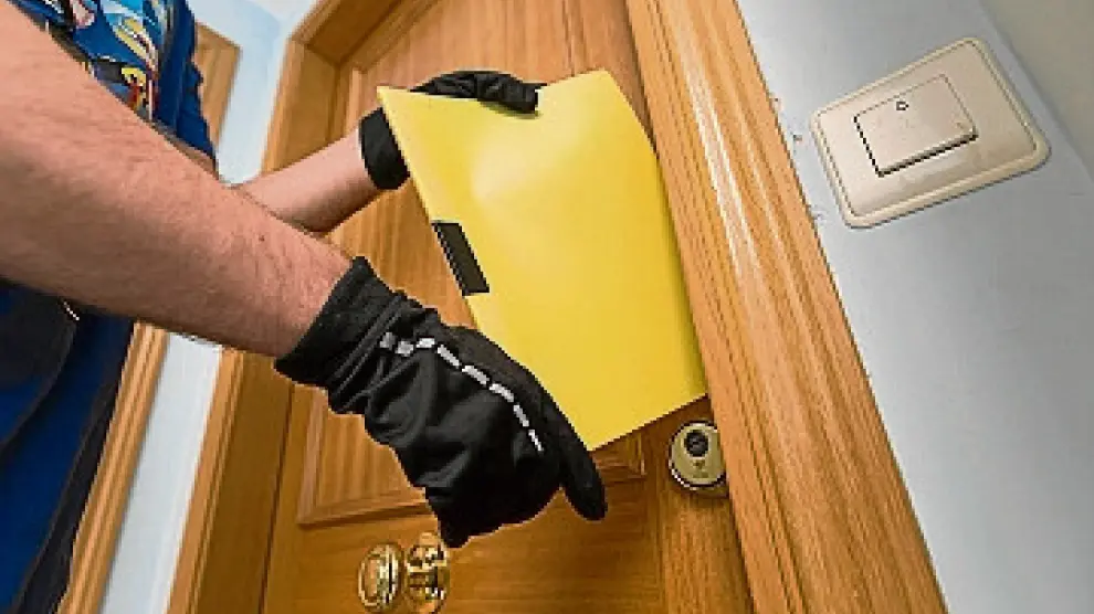 Cierre la puerta con dos vueltas cada vez que salga. De lo contrario, los ladrones pueden pasar una lámina de plástico fino y duro y logran vencer el mecanismo de cierre.