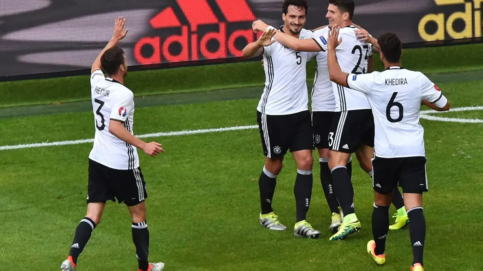 Los alemanes celebran un gol ante Eslovaquia.