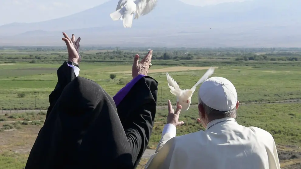 El papa Francisco y el patriarca armenio soltaron palomas como signo de paz