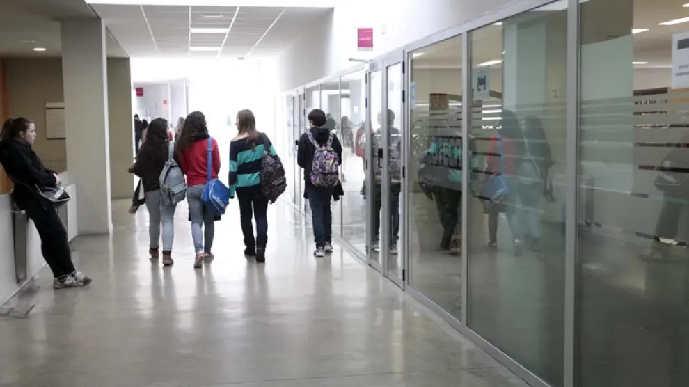 Varios alumnos por los pasillos del Campus Duques de Soria