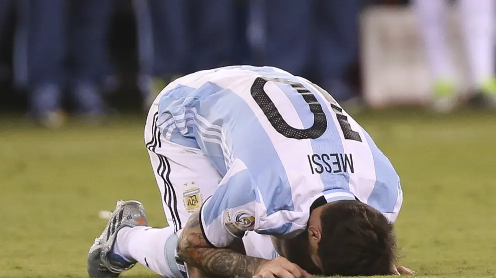 Lionel Messi de Argentina se lamenta luego de perder ante Chile en la final de la Copa América