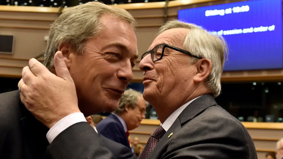 Jean-Claude Juncker habla con Niger Farage.