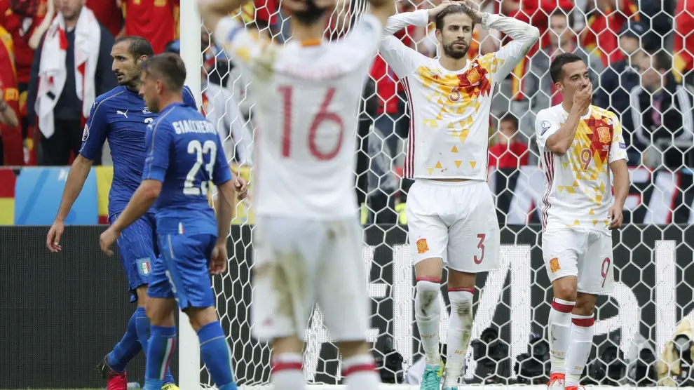 Los jugadores españoles se lamentan tras uno de los goles de Italia.