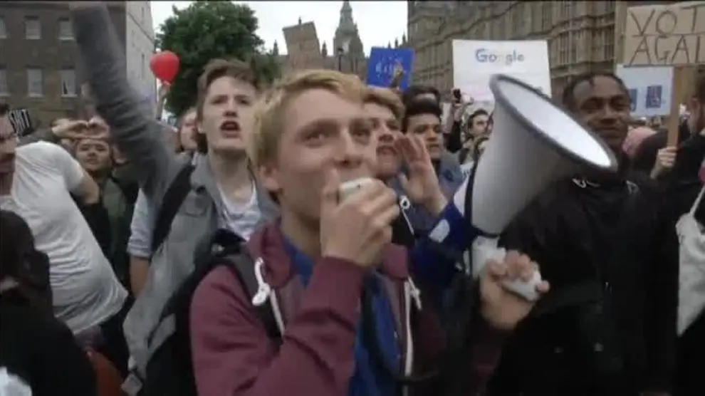 Miles de jóvenes se manifiestan contra el Brexit frente al Parlamento británico