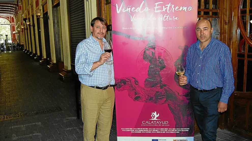 Javier Lázaro y José Félix Lajusticia, esta semana en la enoteca La Real, de Zaragoza.